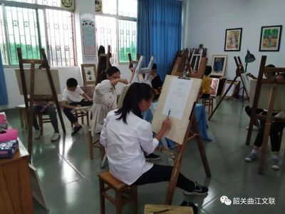 筆墨潤曲江，藝術暖民心——記許院明先生“文藝家藝術教育下基層”曲江之行